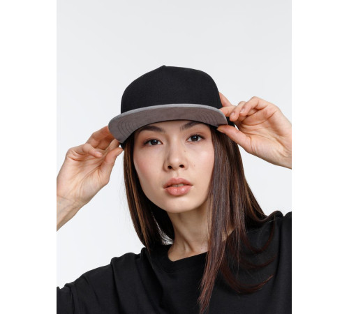 Бейсболка Foreside с прямым козырьком, черная с серым